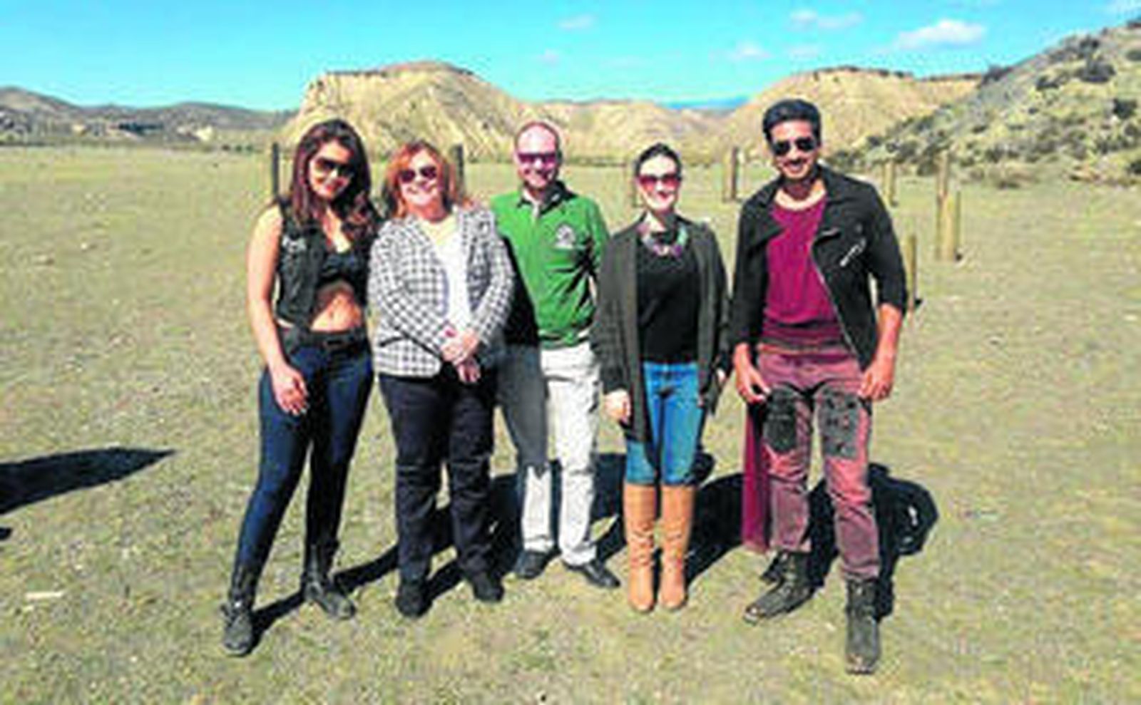 María de las Nieves Jaén, alcaldesa de Tabernas con los actores de la película.