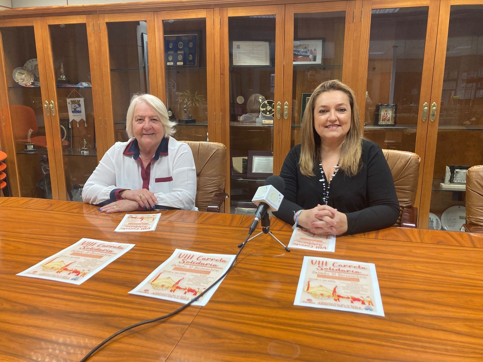 La concejala de Festejos, Pilar Ramírez (D.), y la la hermana mayor de la Hermandad del Rocío, María Luisa García.