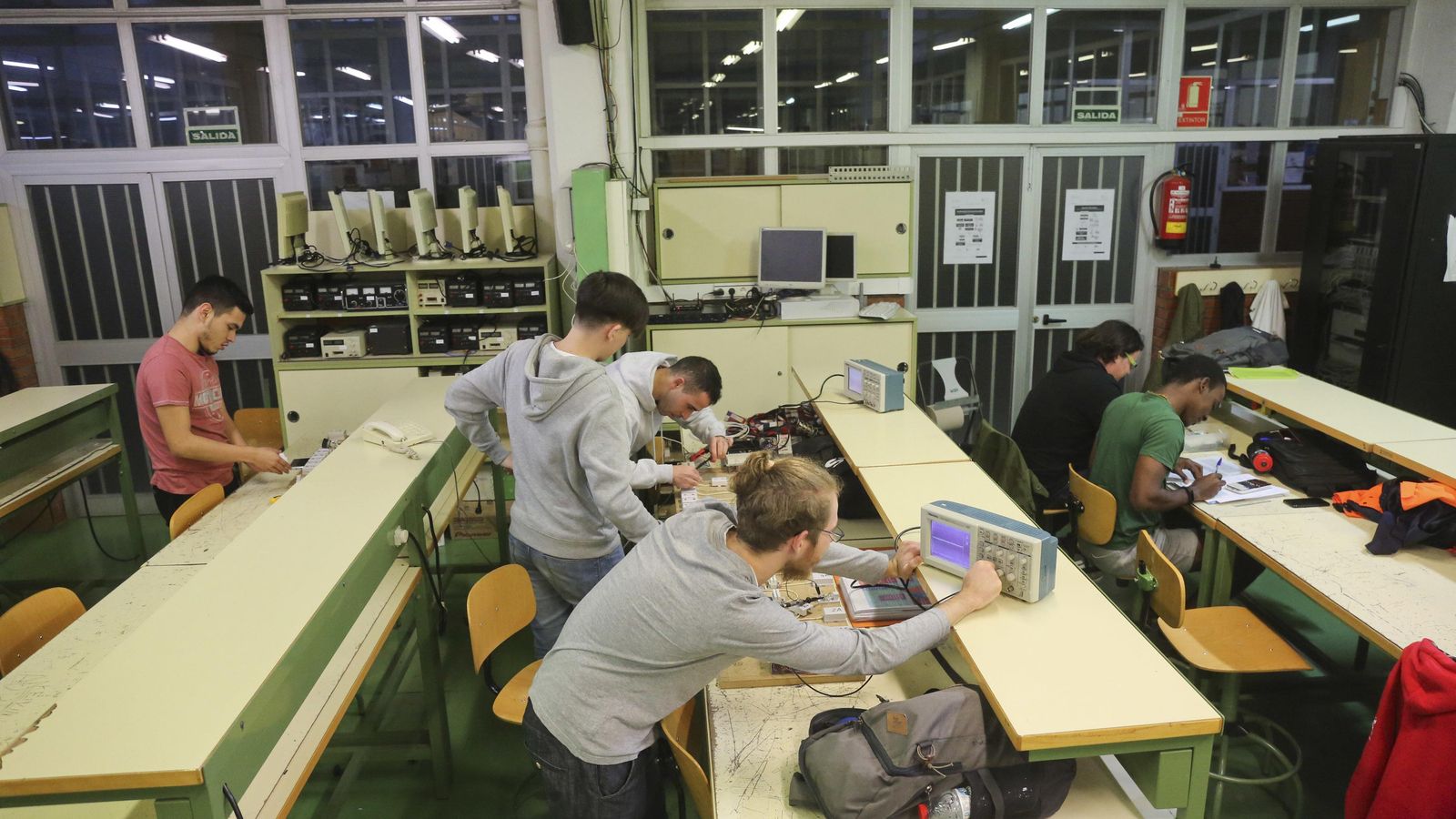 Alumnos de Electrónica del IES La Rosaleda