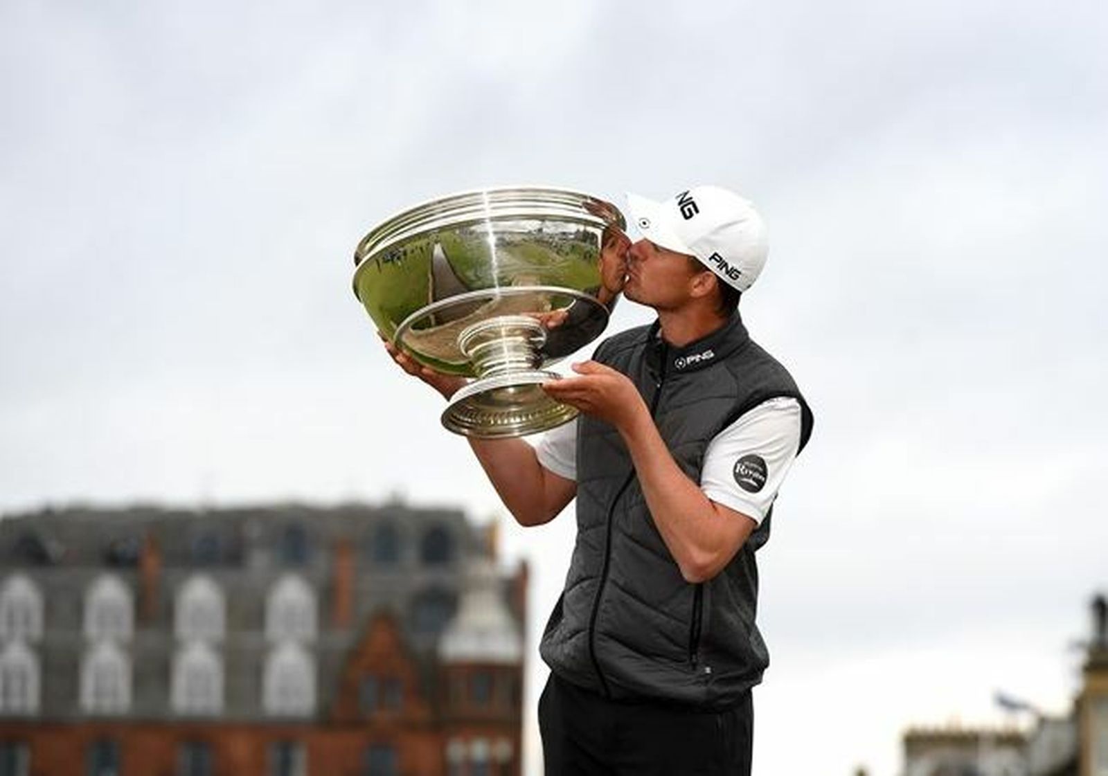 El francés Victor Perez besa el trofeo de campeón.