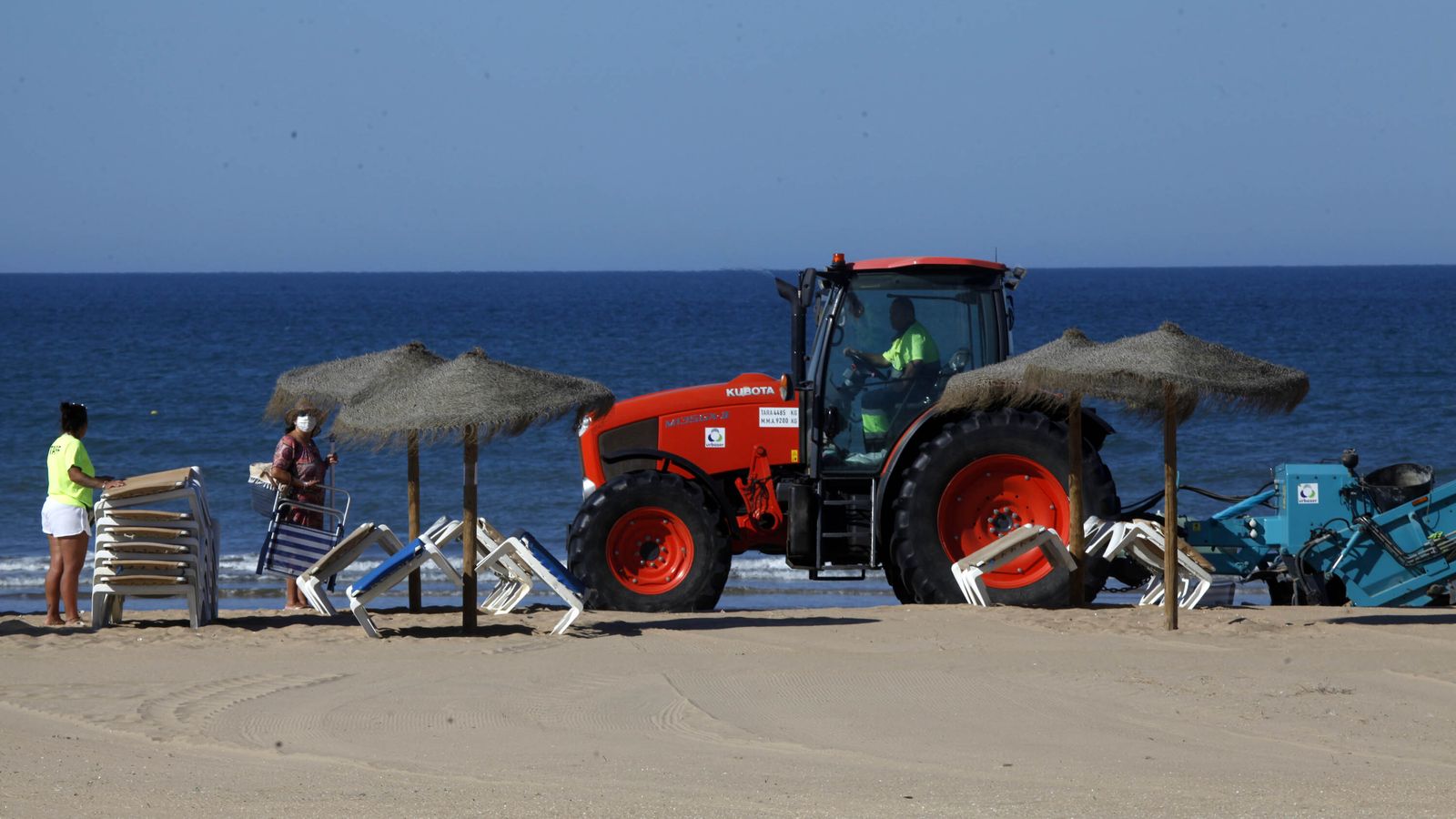 Instalación de hamacas y labores de limpieza en la playa Urbana de Punta Umbría