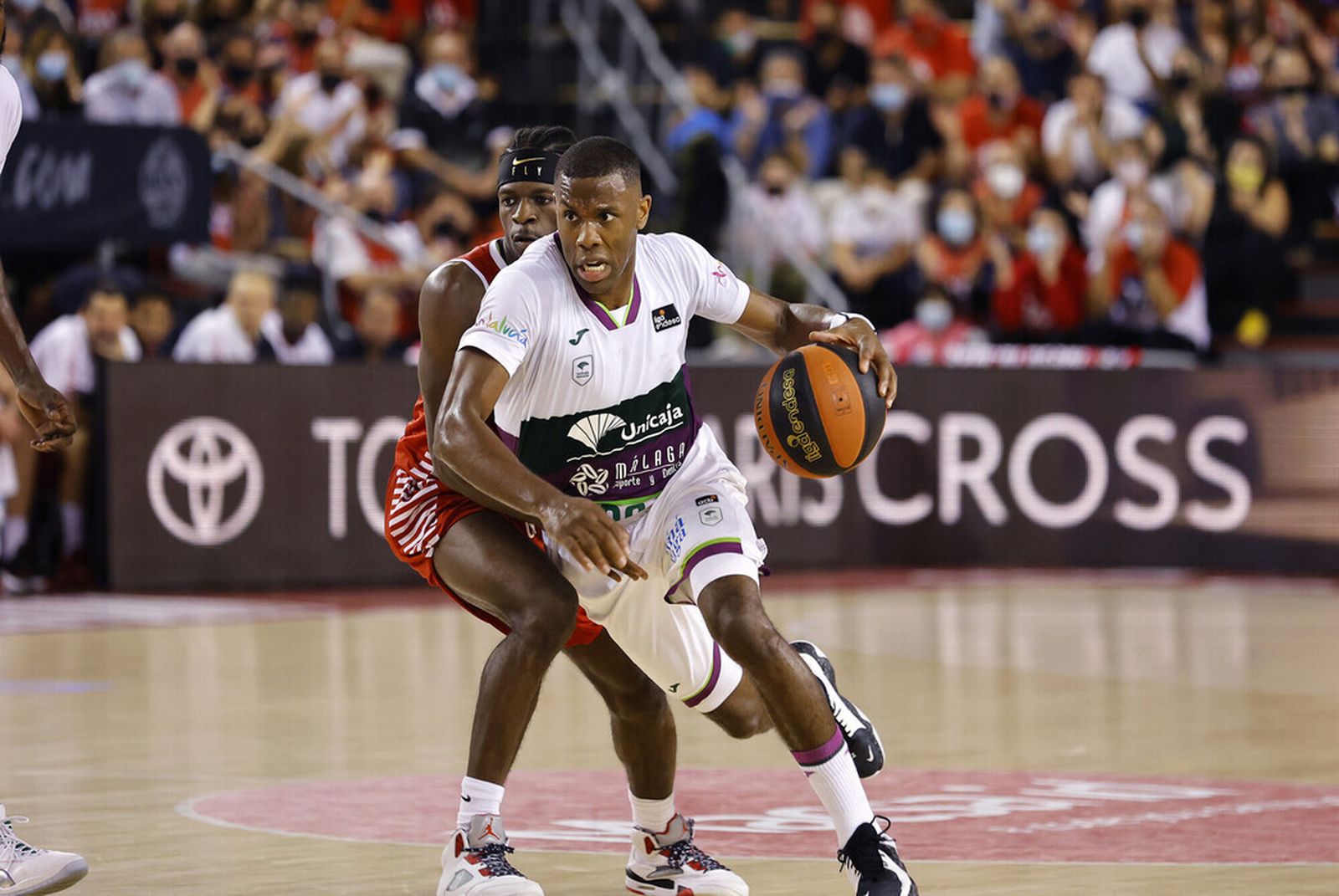 Norris Cole bota el balón.