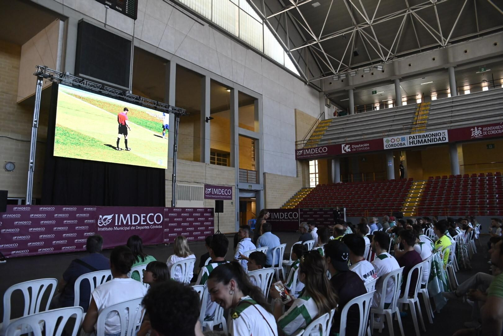 Las mejores fotos del ambiente en Vista Alegre para el Ponferradina - Córdoba CF