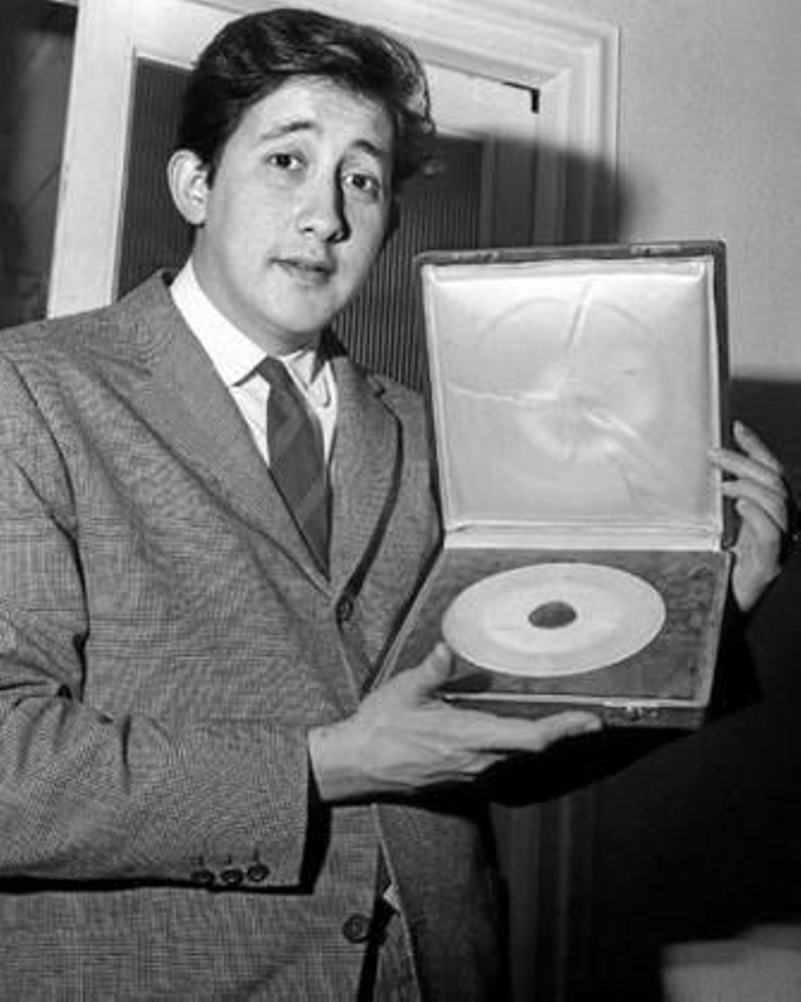 Aguilé, en los años 70, junto al Trío La la la durante la grabación de un programa de televisión.