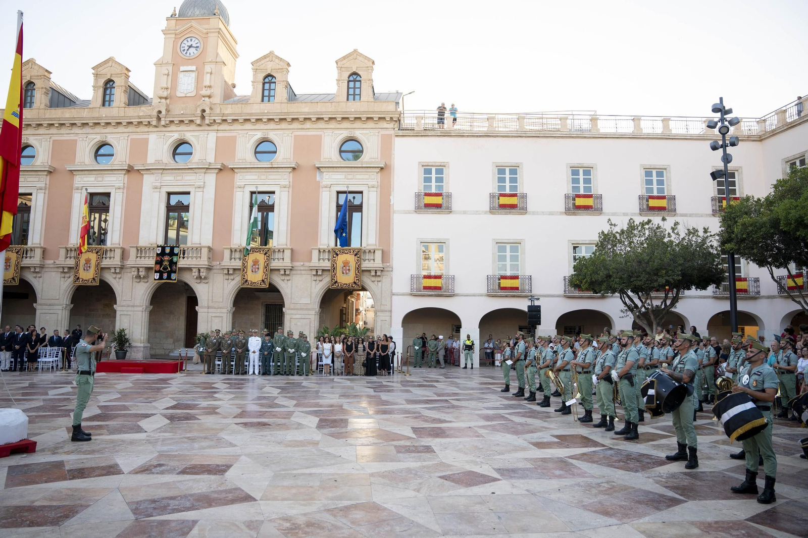 El Escudo de Oro de la ciudad de Almería a la Legión, en imágenes