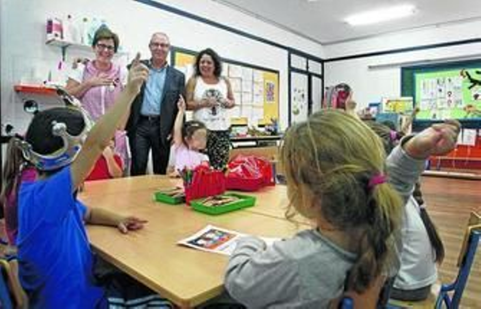Juan Luis Belizón y María de los Ángeles Lérida (a la derecha) en una clase de Infantil del centro.