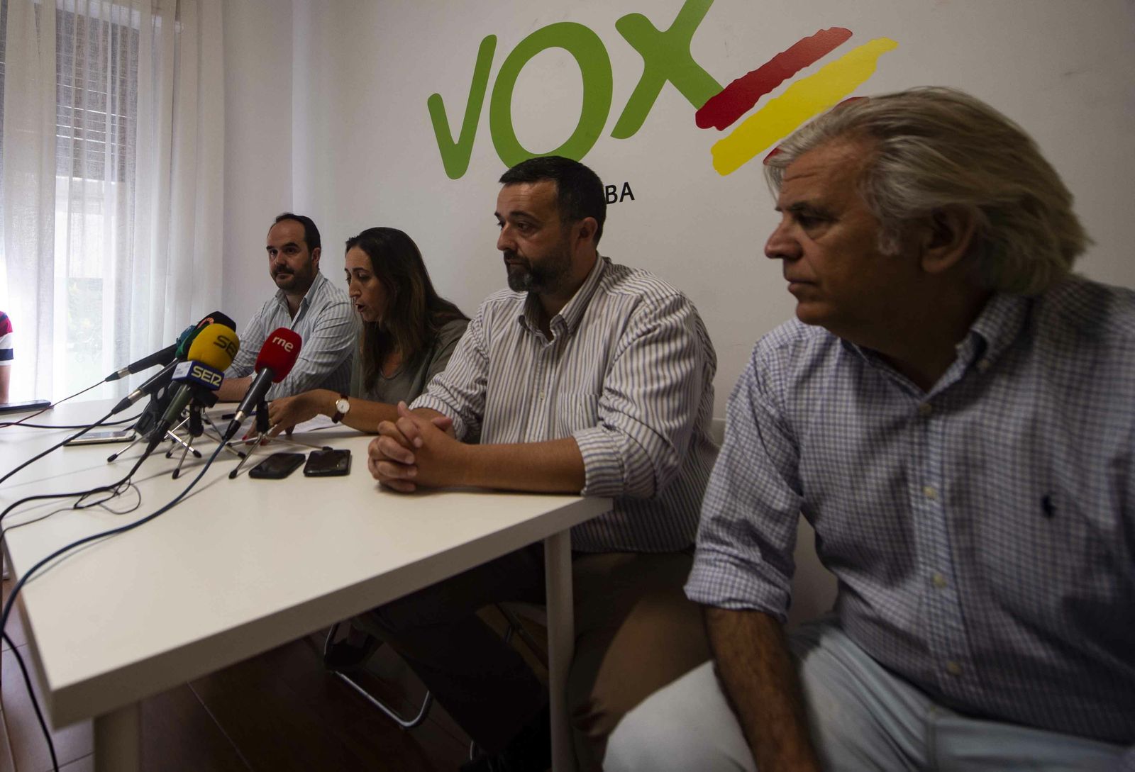 Paula Badanelli habla en presencia de Rafael Saco, Alejandro López y Jesús Jiménez.