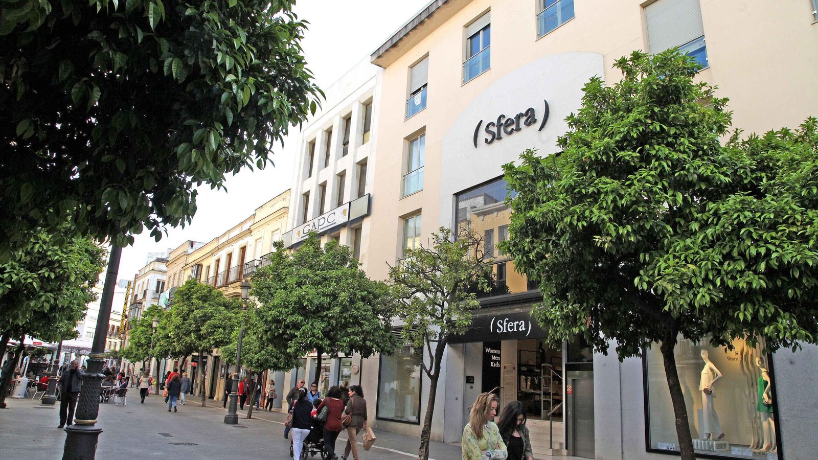Fachada de la tienda de Sfera en la calle Larga de Jerez.