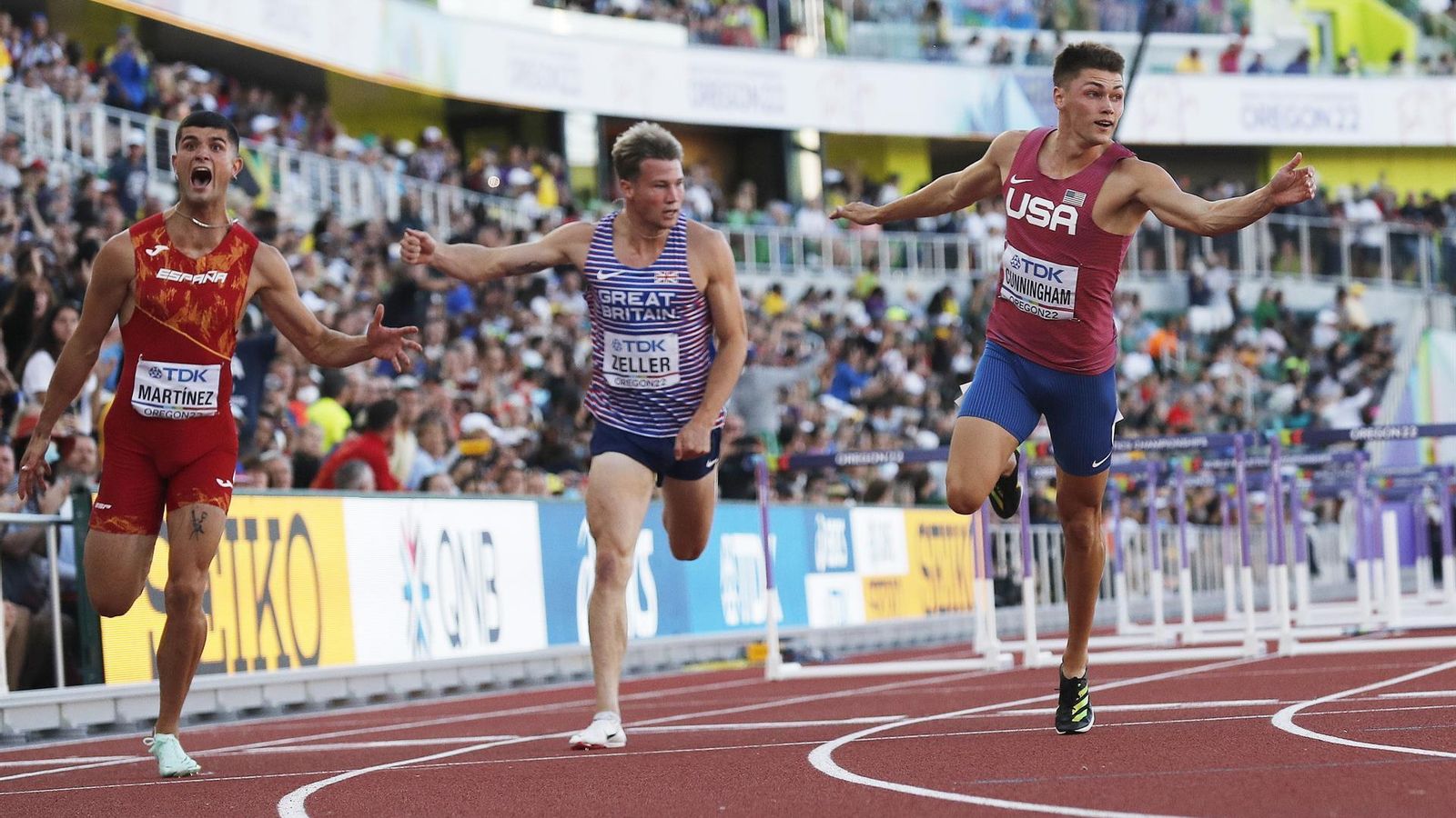 Asier Martínez entra eufórico en la meta en la final de los 110 vallas.