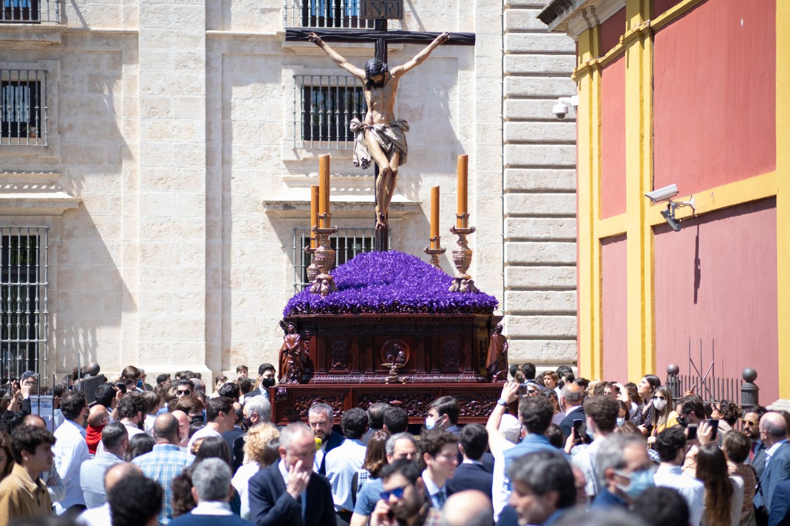 Las imágenes del traslado de Los Estudiantes desde el Rectorado a la capilla de la Universidad