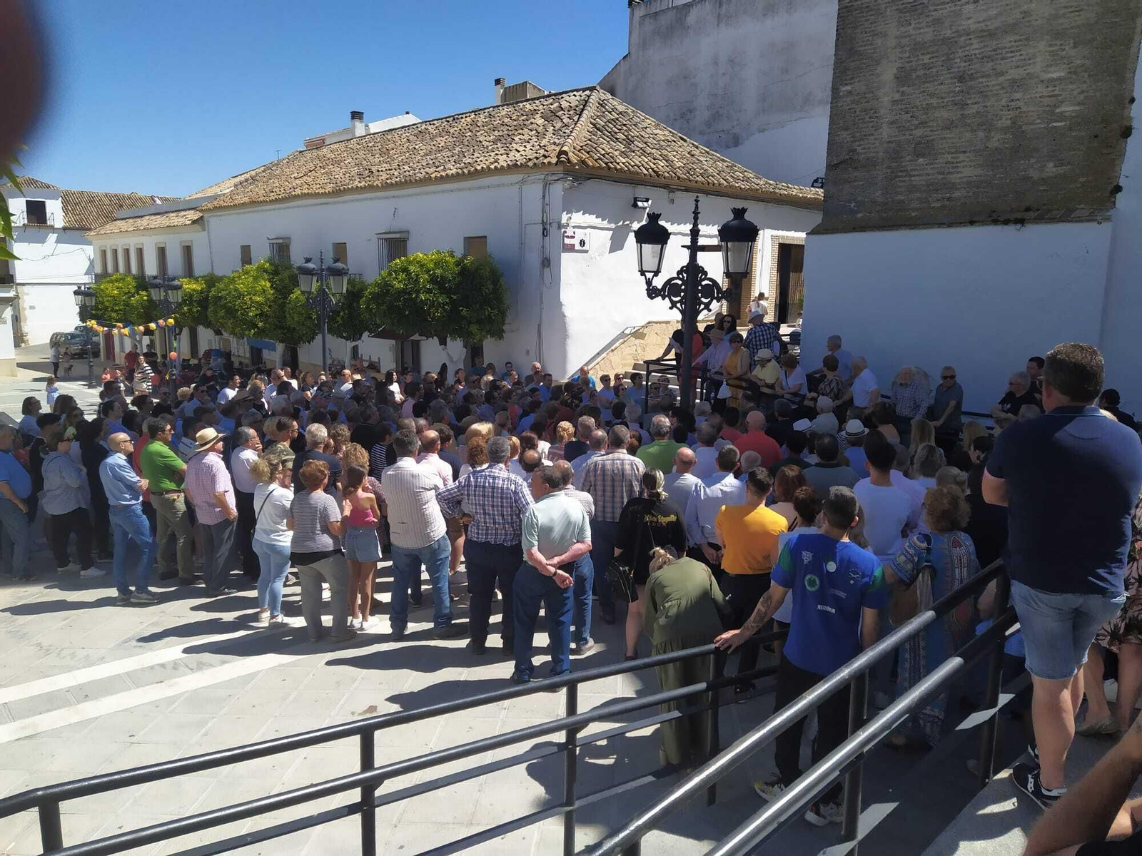 Concentración de los vecinos de Montemayor en apoyo al alcalde.