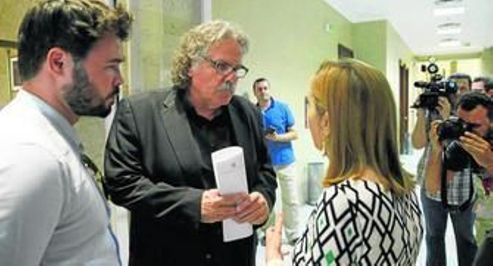 Gabriel Rufián y Joan Tardá, portavoces de ERC, conversan con la presidenta del Congreso, Ana Pastor, tras la reunión de la Mesa.