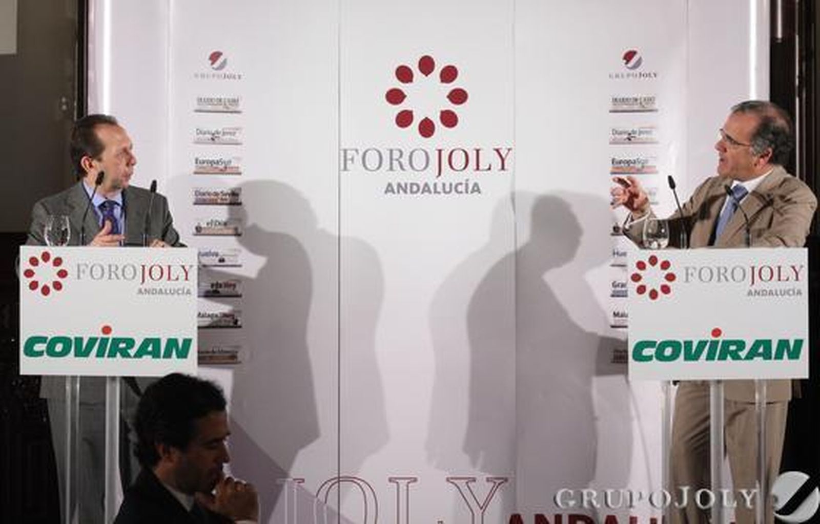 Antonio Pires de Lima, ministro de Economía de Portugal, responde a las preguntas de José Antonio Carrizosa, director de 'Diario de Sevilla'. / Belén Vargas / Juan Carlos Vázquez