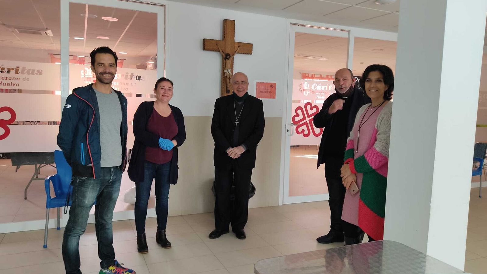 El obispo de Huelva durante la visita a las instalaciones de Cáritas Diocesana.
