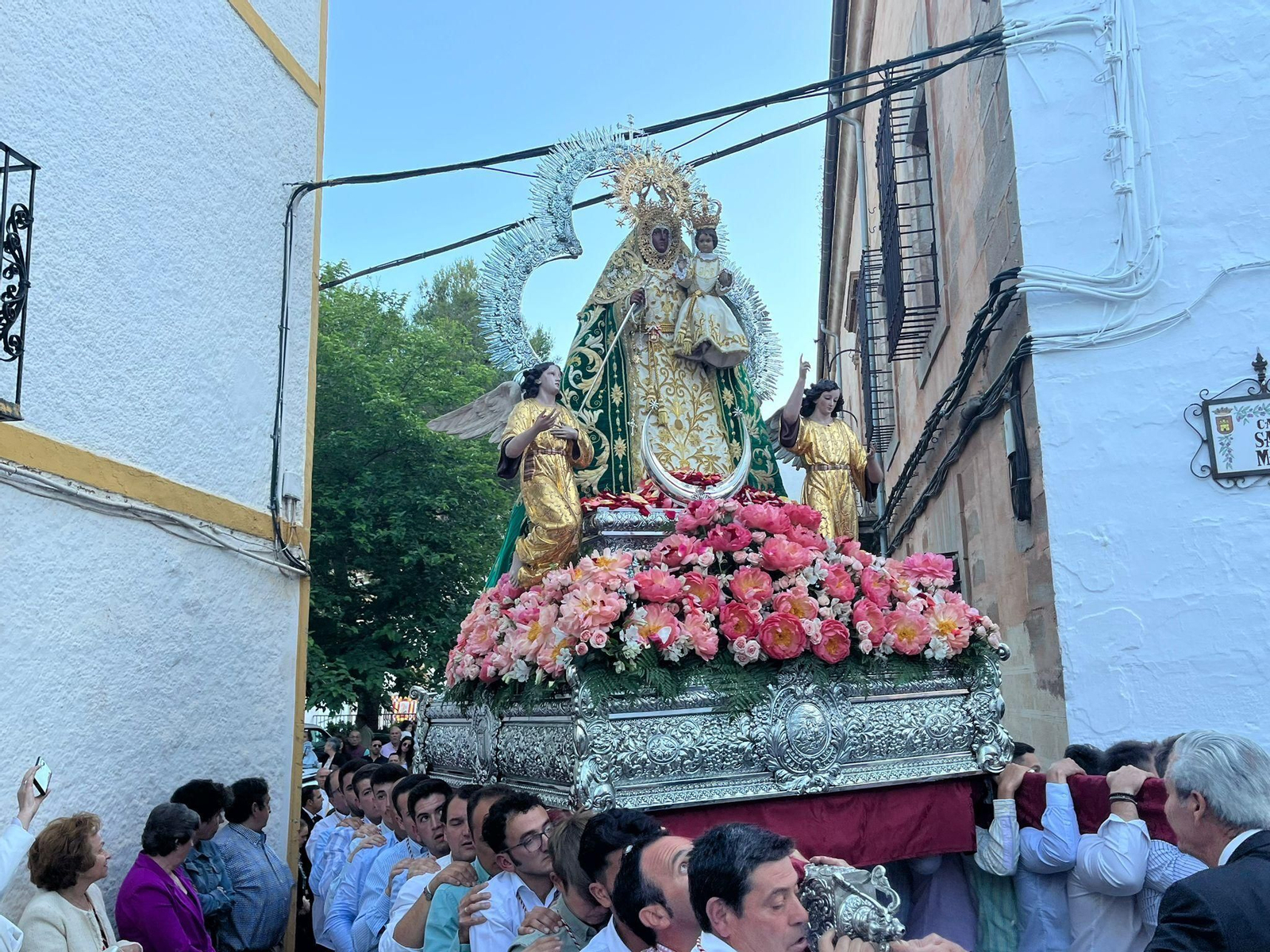 En imágenes: La patrona de Santisteban procesiona y renueva su mayordomía otro Pascuamayo