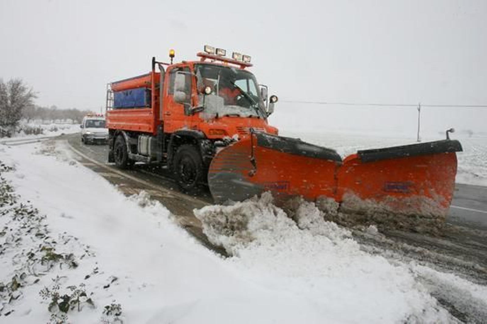 Una intensa nevada cubre Barcelona y a casi toda Cataluña. /EFE · AFP Photo · Reuters