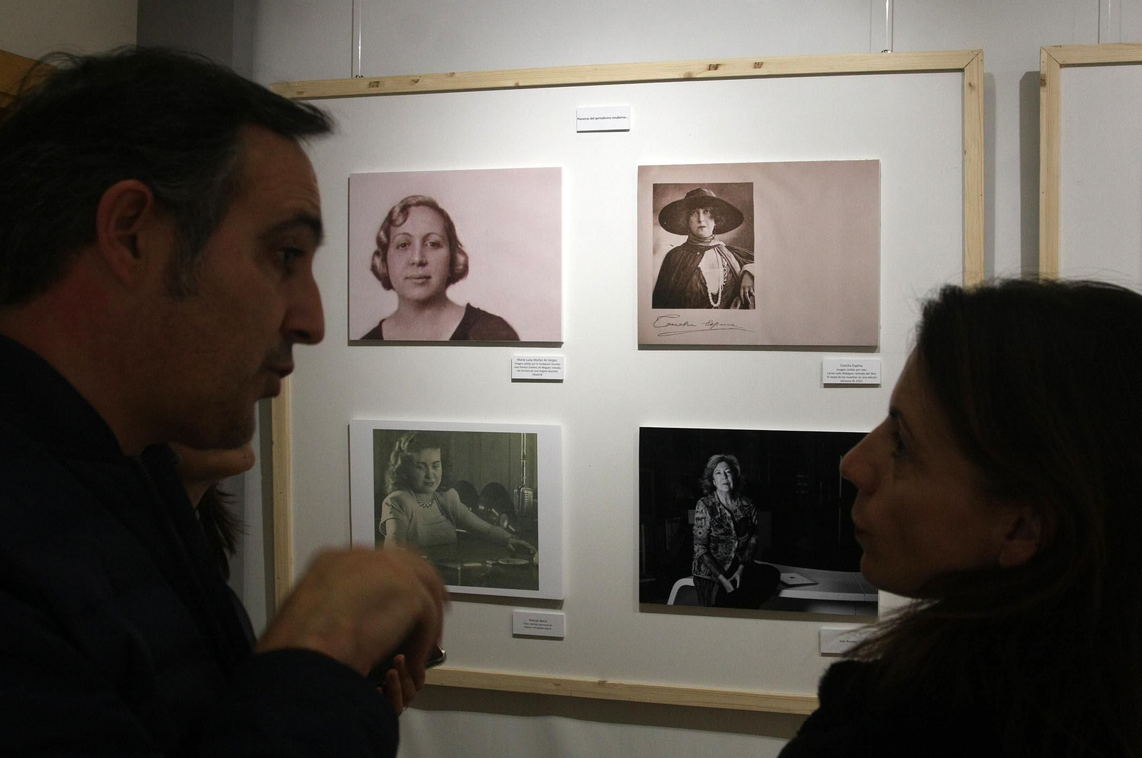 Imágenes de la mesa redonda "La presencia de la mujer en el periodismo" y exposición fotográfica "Pioneras", en el Centro de Comunicación Jesús Hermida, Huelva