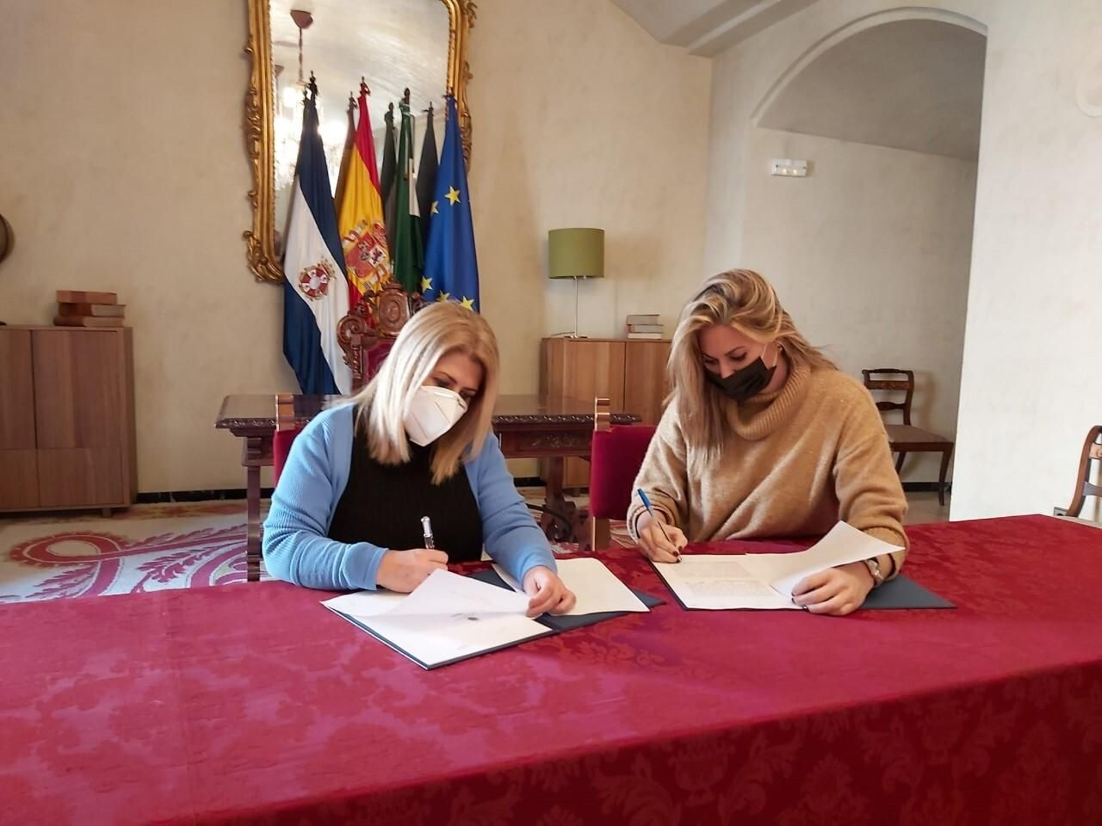 Mamen Sánchez y Ana Belén Morillo, durante la firma del acuerdo.