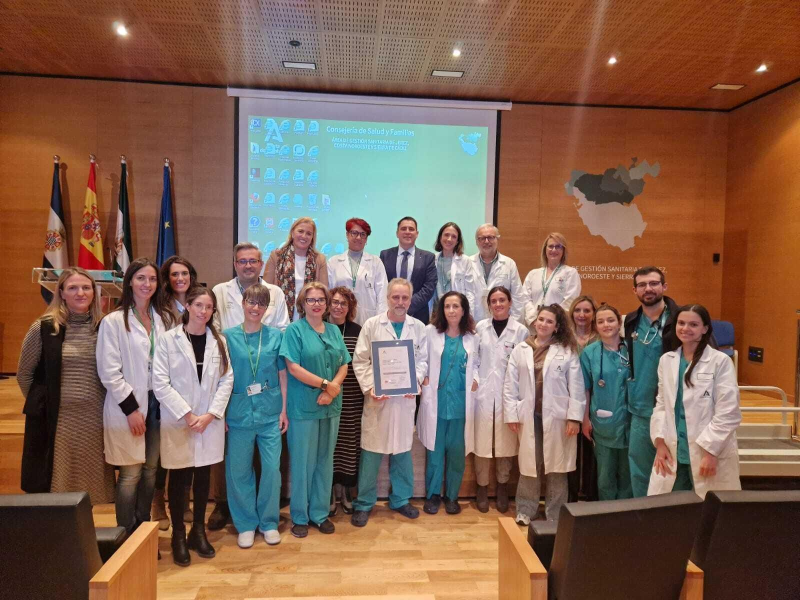 Imagen de la entrega de la Certificación de calidad para la Unidad de Aparato Digestivo del Área Sanitaria de Jerez Imagen de la entrega de la Certificación de calidad para la Unidad de Aparato Digestivo del Área Sanitaria de Jerez