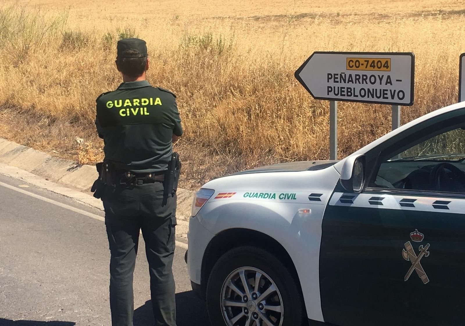 Un agente de la Guardia Civil en Peñarroya-Pueblonuevo.