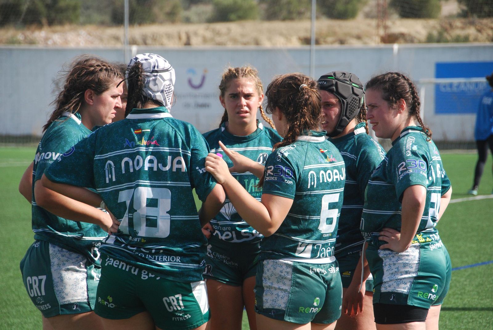 Las chicas jiennenses hacen corrillo en un partido de esta temporada.
