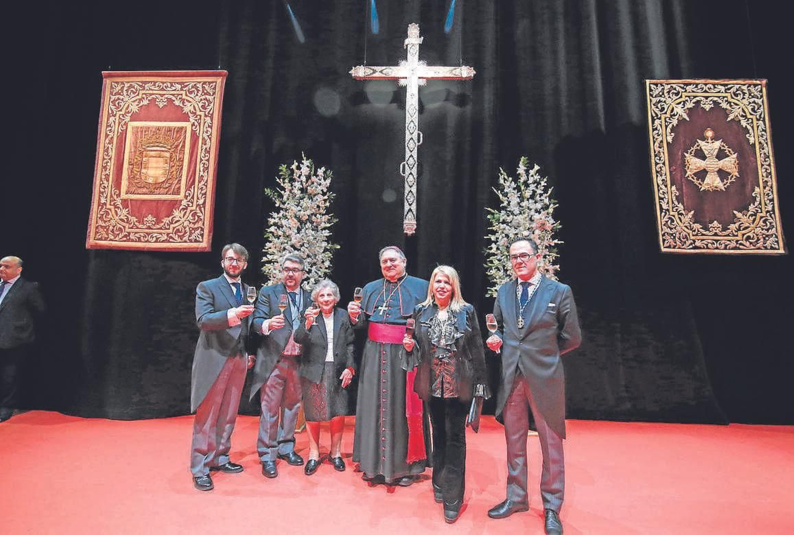 Presentador, pregonero junto a su madre, obispo, alcaldesa y presidente del Consejo brindando tras el pregón.
