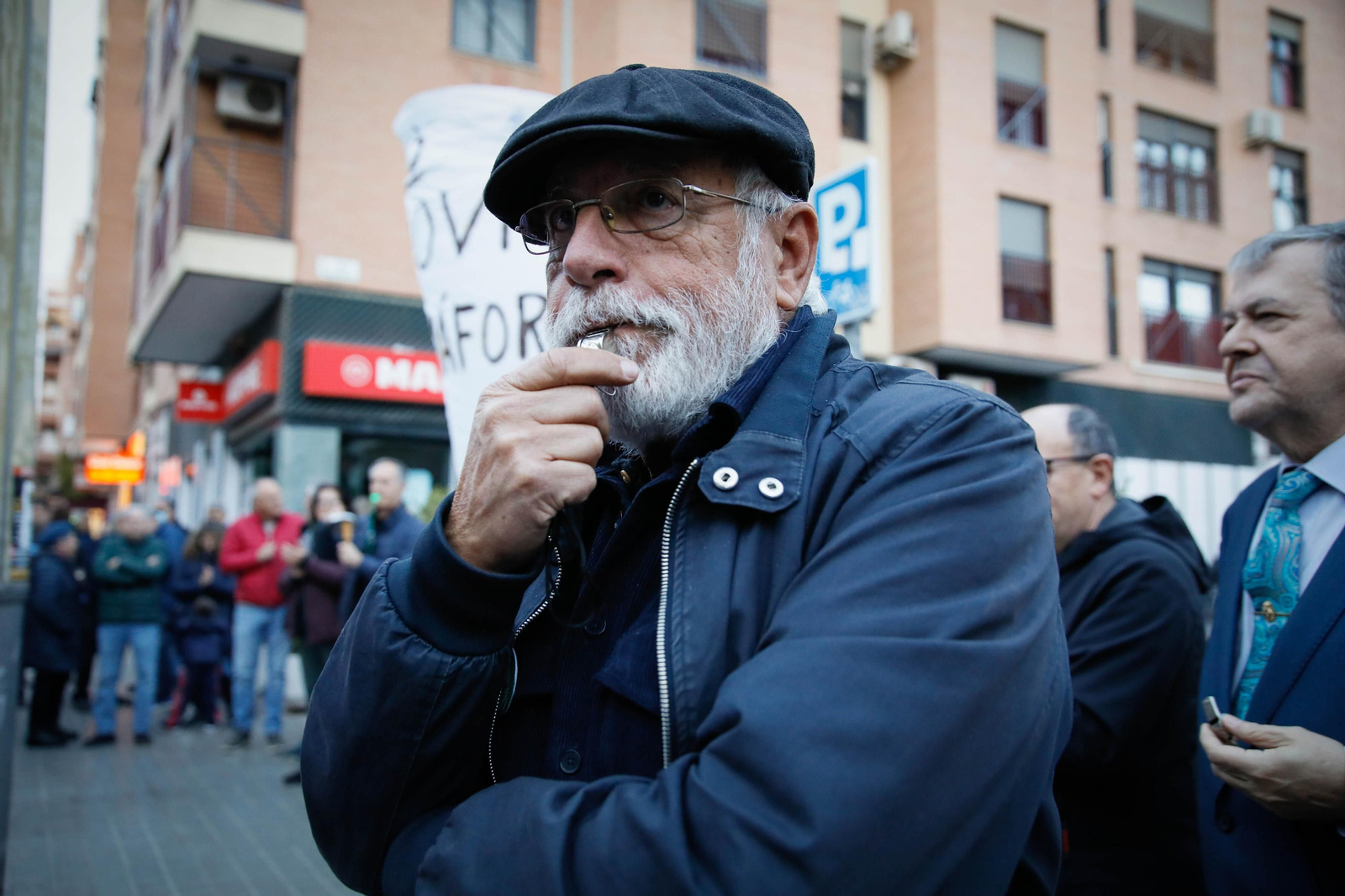 Imágenes de la protesta de los vecinos en la avenida del Mediterráneo  para reclamar paso de peatones con semáforo