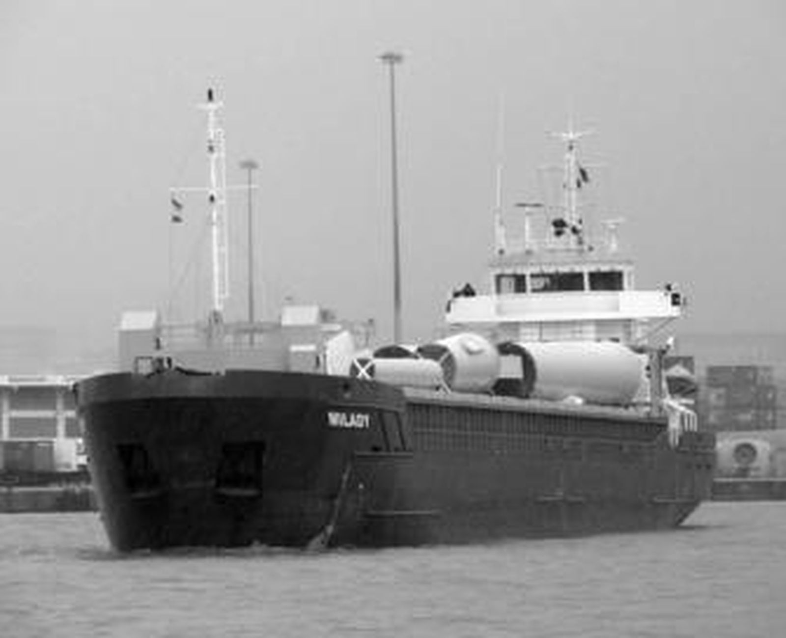 El 'Milady' con aerogeneradores en el puerto de Algeciras