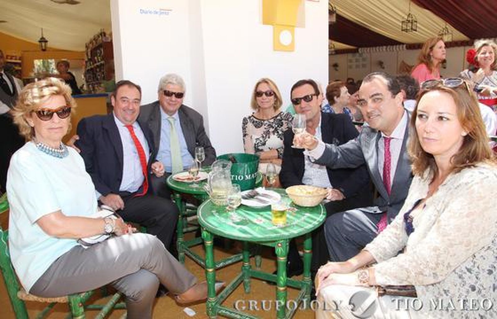 Tomás Valiente, director general del Grupo Joly; Manuel Guerrero Pemán, presidente del Consejo Asesor de Diario de Jerez; y Juan Expósito, jefe provincial de la Policía Autonómica, todos acompañados de sus esposas, junto a David Fernández en su visita ayer a la Feria.

Foto: Vanesa Lobo