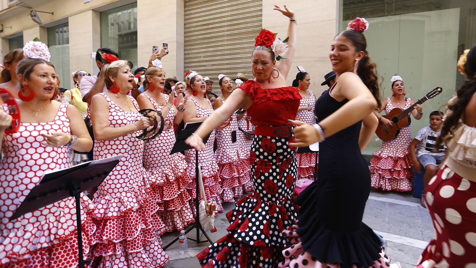 Un grupo de mujeres canta y baila en el Centro Histórico, este sábado.