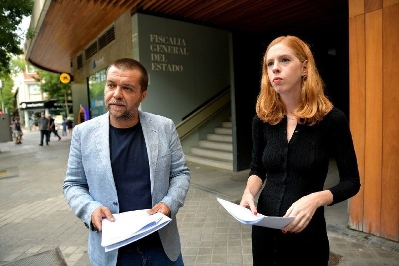 La secretaria de Estado para la Agenda 2030, Lilith Verstrynge, y el director general de los Derechos de los Animales, Sergio García Torres, registran un escrito en la Fiscalía.