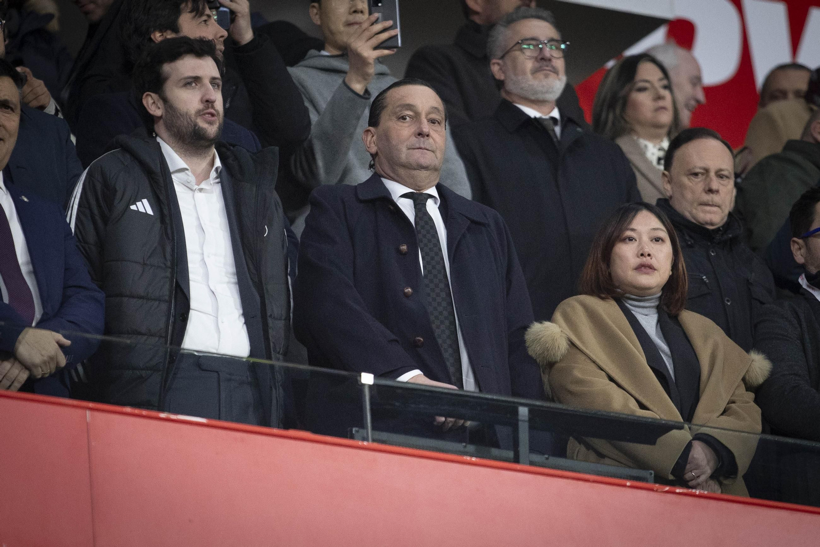 Javier Aranguren, Alfredo García Amado y Sophia Yang en el palco de Los Cármenes en el partido ante el Cartagena.
