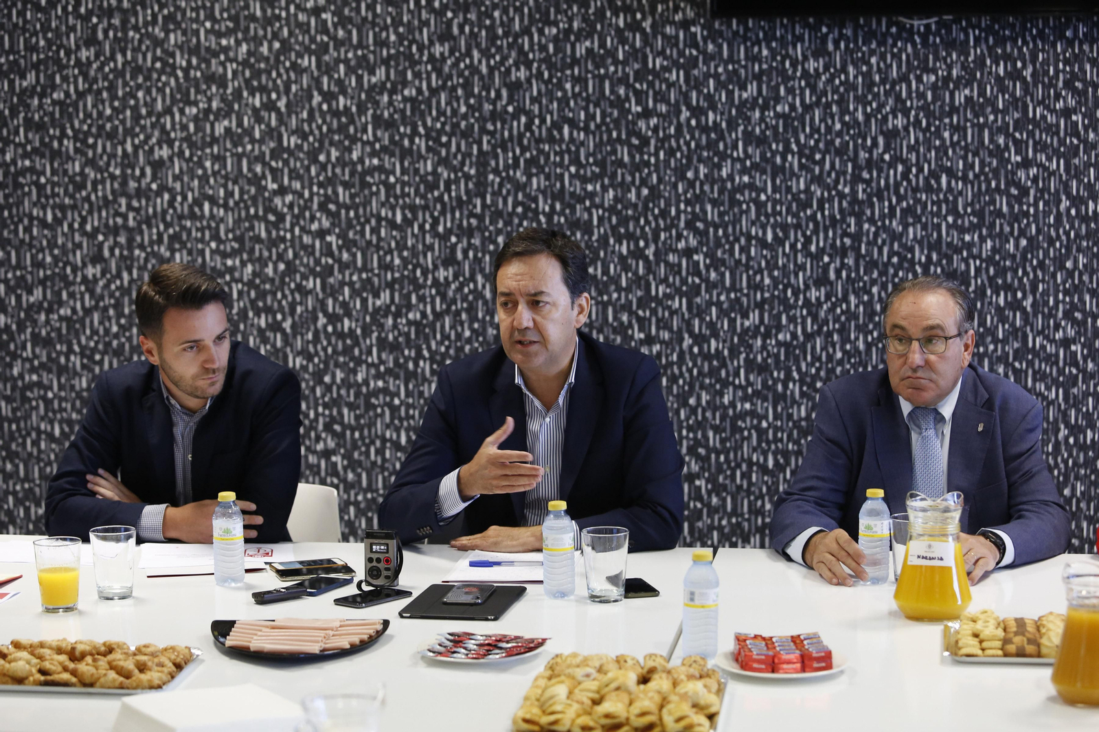 La cúpula rectora rojiblanca deberá hilar muy fino para no superar el tope salarial que fija LaLiga.