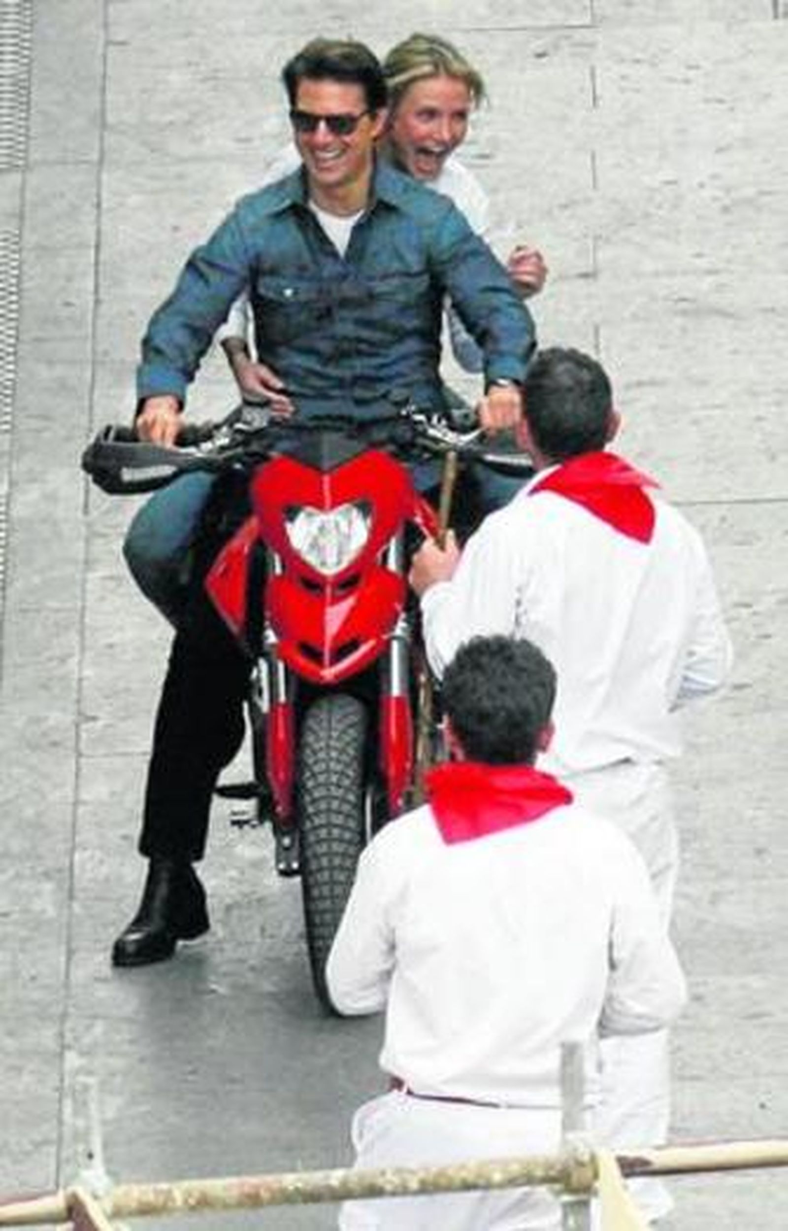 Cruise y Cameron Diaz bromearon con los 'pamplonicas' de Cádiz.