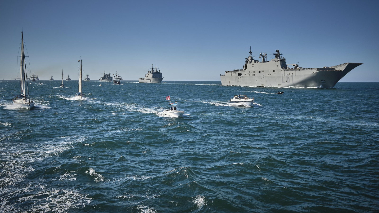 Parada naval y aérea en homenaje a Elcano en aguas de Sanlúcar. Parada naval y aérea en homenaje a Elcano en aguas de Sanlúcar.