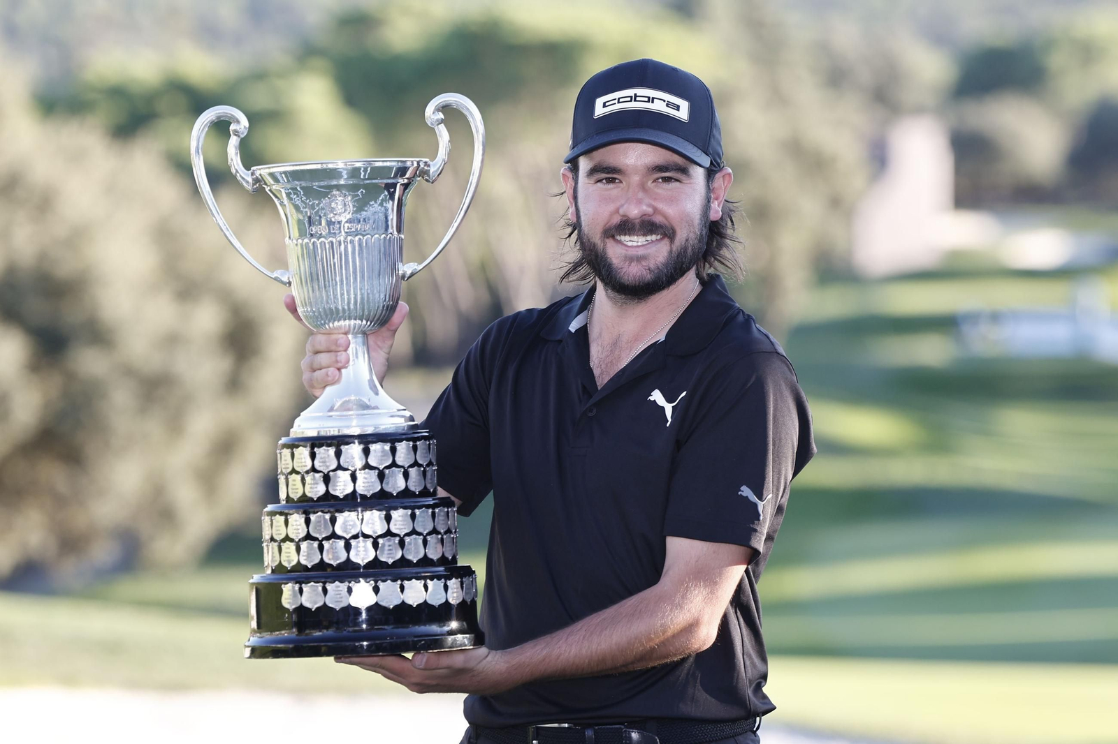 Ángel Hidalgo posa con el trofeo.