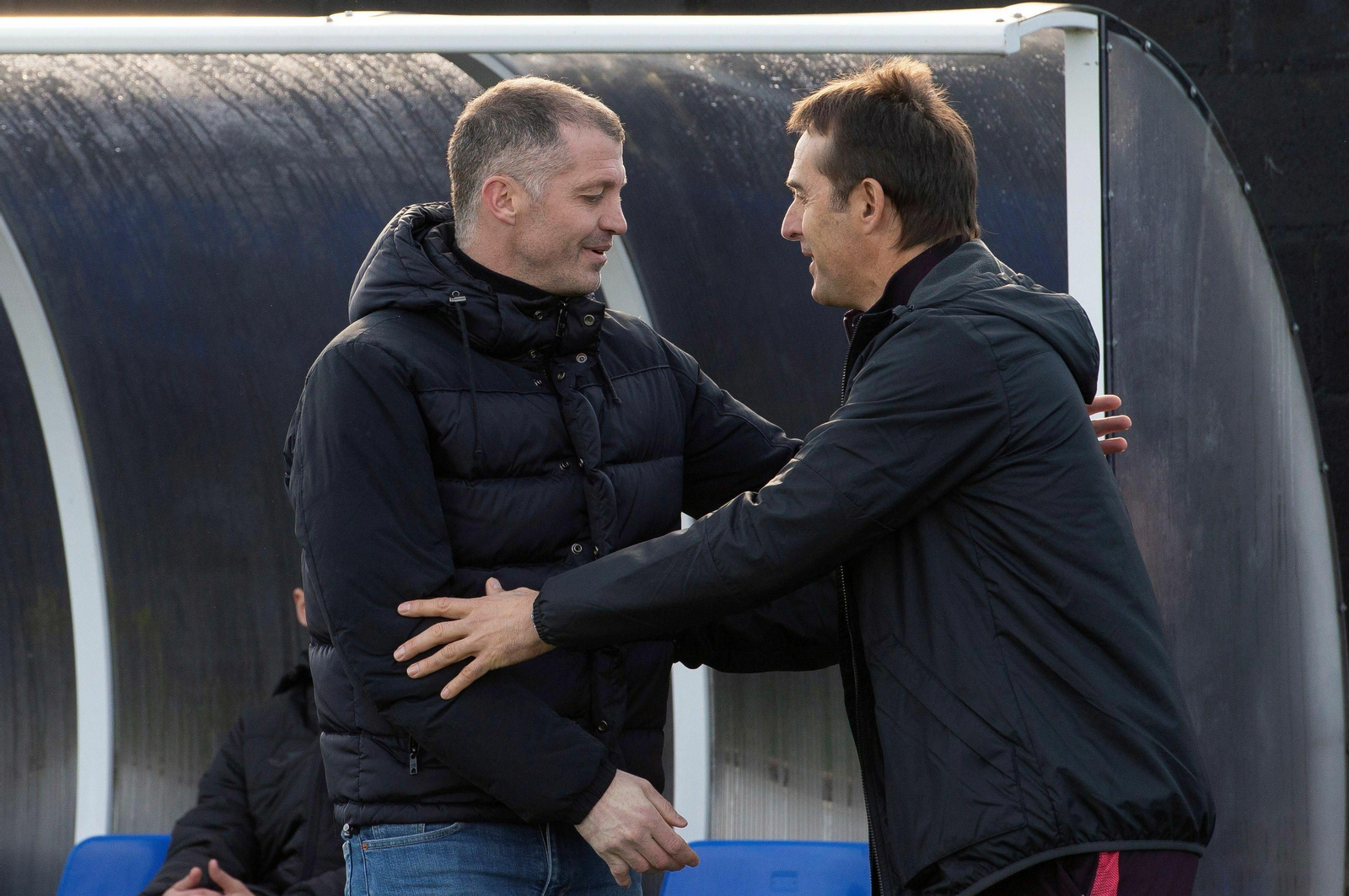 Julen Lopetegui saluda a Pablo Casar, técnico del Escobedo, antes del partido.