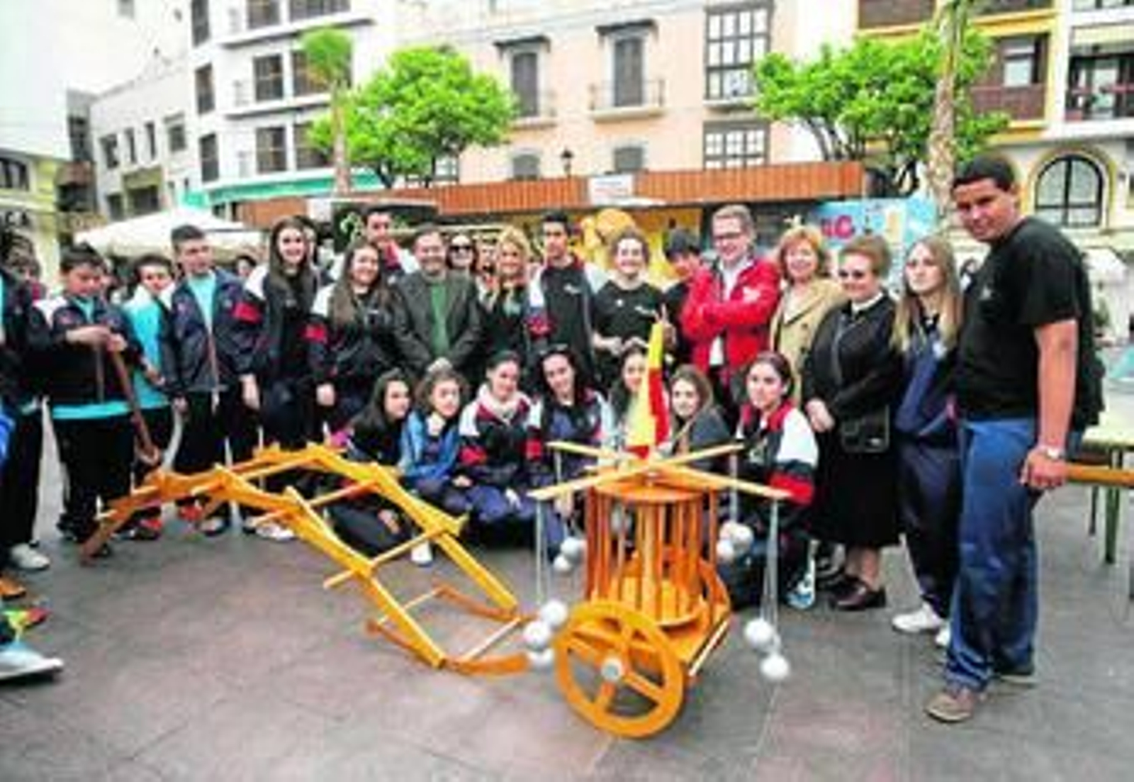 El grupo del colegio Nuestra Señora de Los Milagros posa junto a parte del trabajo premiado.