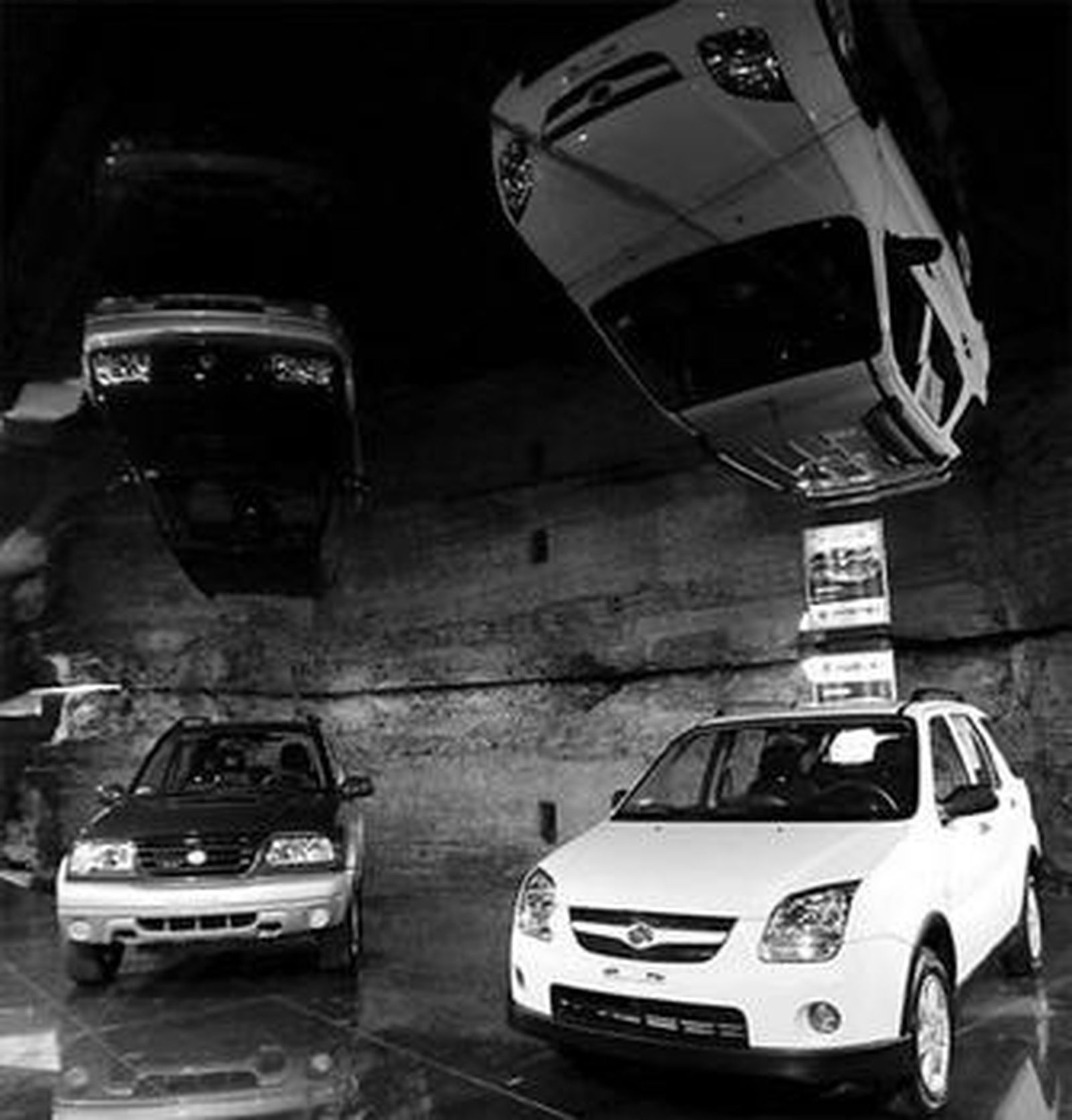 Coches en el interior de un concesionario.