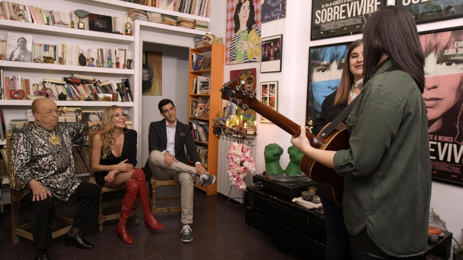 Lucía Etxebarría prepara una actuación al término de la cena para sus tres invitados:  Rappel, Ana Obregón y Víctor Janeiro.