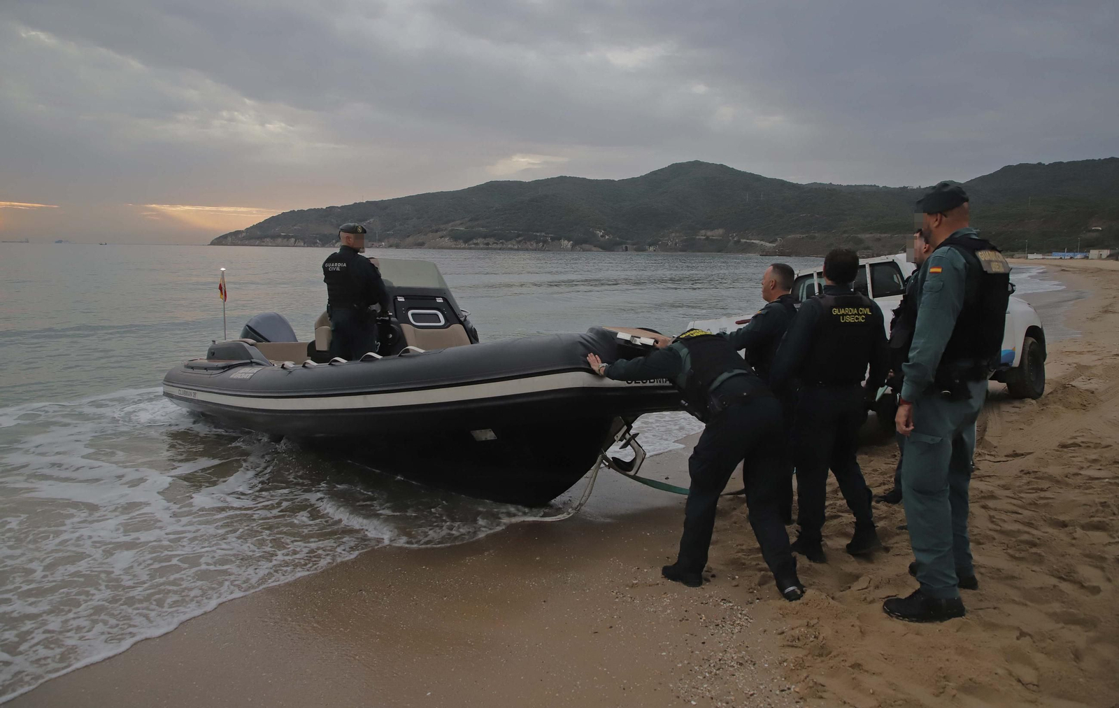 Fotos de la embarcación varada en la playa de Getares en Algeciras