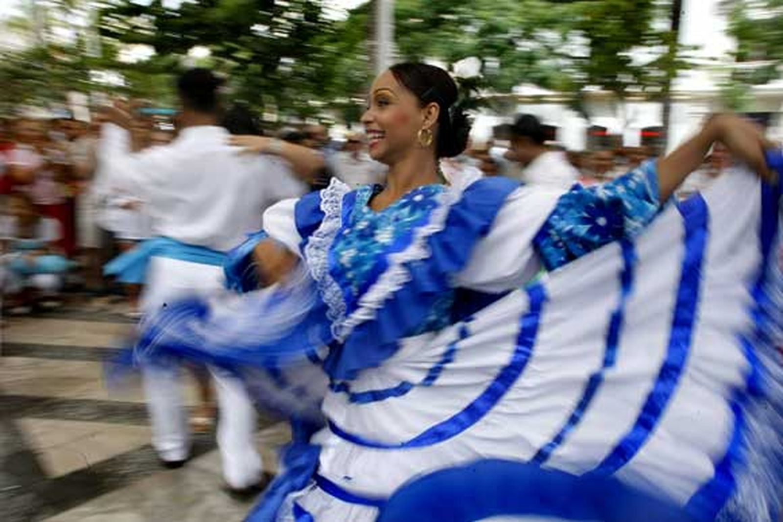 Los grupos participantes en el Festival desfilaron por el casco histórico de la capital para presentar sus bailes

Foto: Jose Braza-Lourdes de Vicente