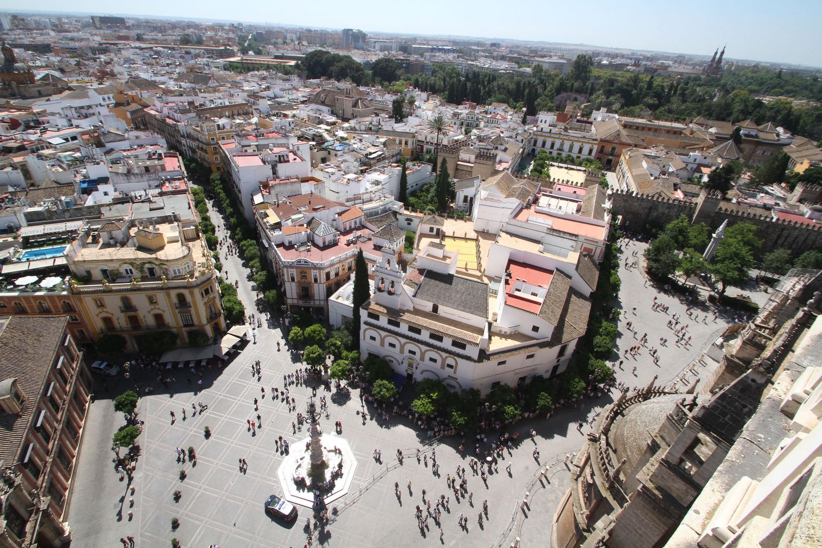 Vista que ofrecía desde la Giralda la Plaza Virgen de los Reyes y la calle Mateos Gago.