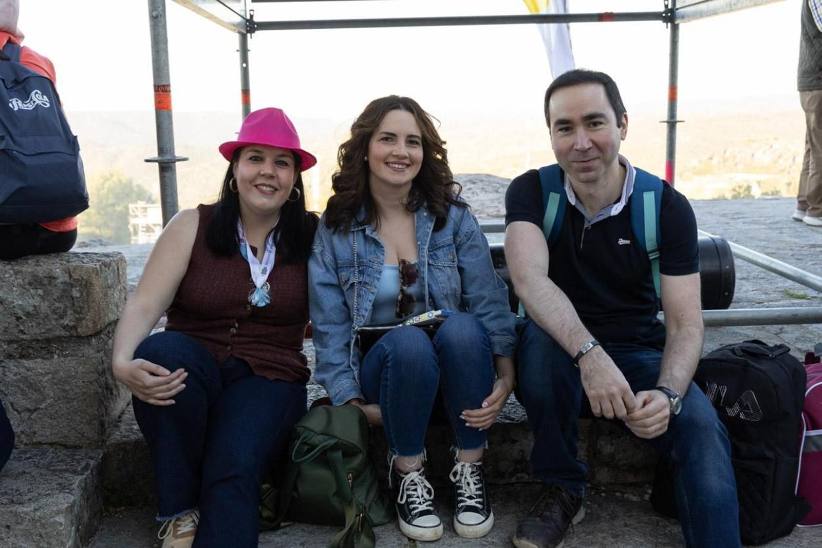 Miles de romeros acuden al encuentro de la Virgen de la Cabeza en su romería