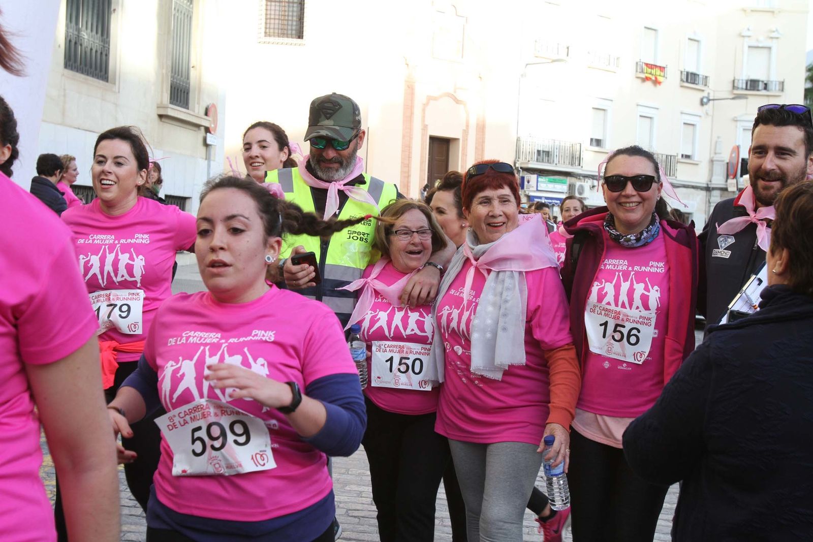 Imágenes de la Carrera contra el cáncer de mama de Huelva.