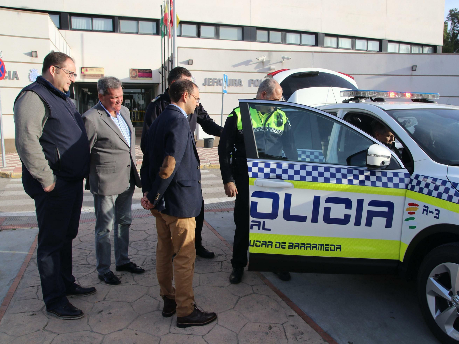 Presentación municipal de los nuevos vehículos de la Policía Local junto a la Jefatura.