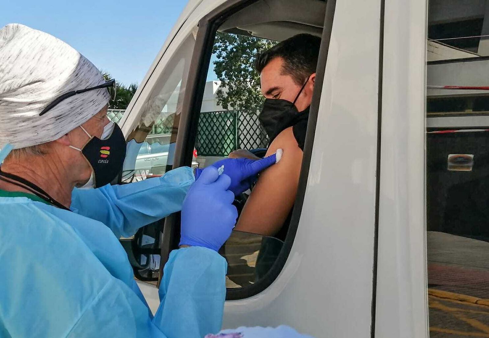 Un agente de Chiclana en el momento de recibir la vacuna.