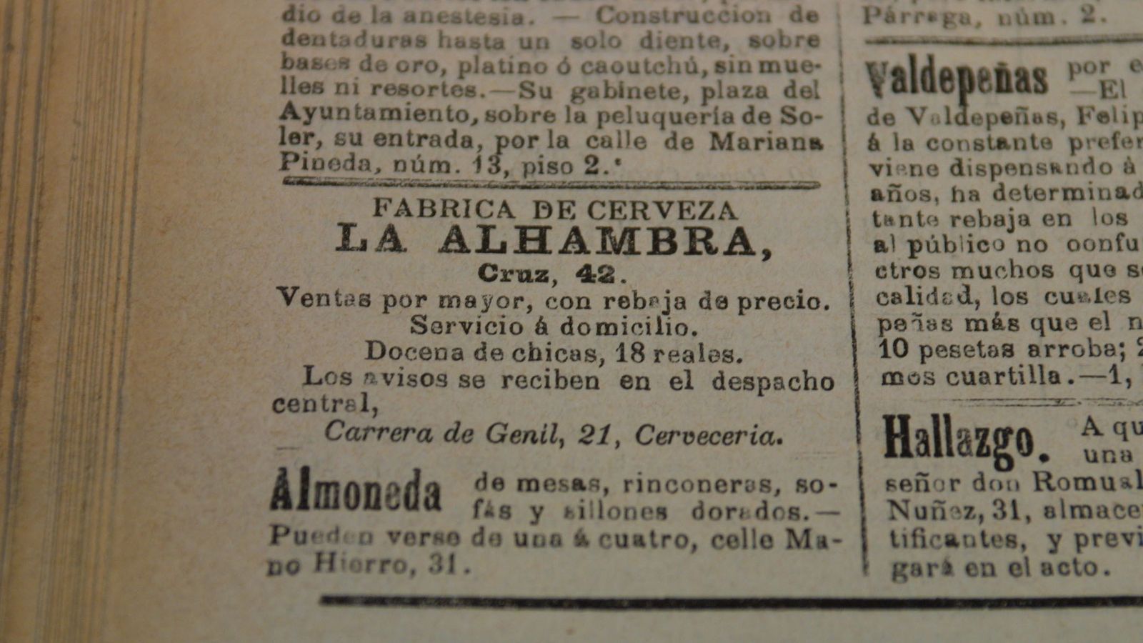 Curioso anuncio de Cervezas Alhambra que pedía una docena de chicas.