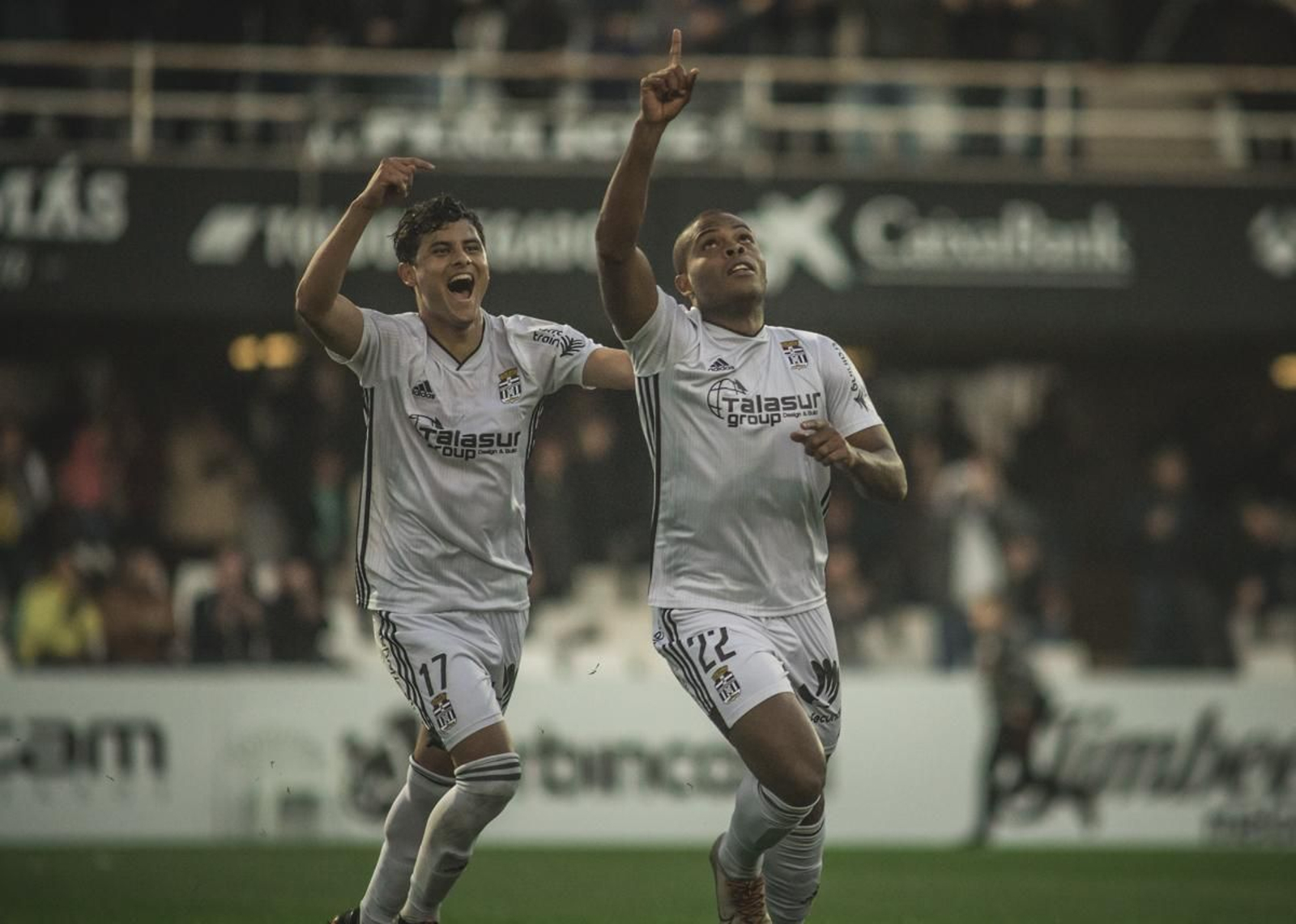 Vinicius Tanque celebra su primer gol con el Cartagena.
