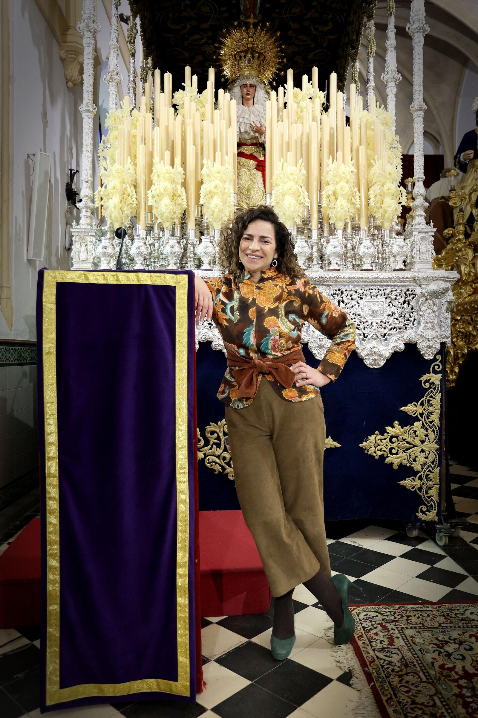 Lala Prieto apoyada en un atril ante el paso de palio de Nuestra Señora de la Estrella Coronada. Lala Prieto apoyada en un atril ante el paso de palio de Nuestra Señora de la Estrella Coronada.